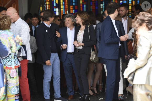 Ou ici à l'occasion du mariage de Laura Smet et Raphaël Lancrey-Javal au Cap-Ferret
Jean-Louis Borloo, Béatrice Schönberg - Mariage de Laura Smet et Raphaël Lancrey-Javal à l'église Notre-Dame des Flots au Cap-Ferret le jour de l'anniversaire de son père Johnny Hallyday le 15 juin 2019.