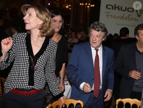 Le couple s'est dit 'oui' en 2005
Exclusif - Béatrice Schönberg et son mari Jean-Louis Borloo - Dîner de Gala pour la Fondation Akuo au Grand Hotel InterContinental à Paris, le 19 novembre 2015. Ce dîner a été précédé de la projection du documentaire "Demain" de Mélanie Laurent et Cyril Dion en avant-première privée, film pour lequel la Fondation Akuo avait collecté des fonds. L'objectif est double: il s'agit d'abord de montrer des solutions éprouvées pour répondre aux défis du changement climatique, ce dont le film se fait le témoin avec beaucoup de conviction. Il s'agit également de lever des fonds supplémentaires pour la poursuite des activités de la Fondation Akuo soutenant des projets de développement durable dans le monde entier. Cet événement prend tout son sens dans l'actualité brûlante du Sommet de Paris pour le Climat. © Denis Guignebourg/Bestimage 