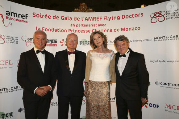 Exclusif - Nicolas Merindol, président de l'AMREF France, guest, Béatrice Schönberg et son mari Jean-Louis Borloo - Soirée de Gala "Africa on the Rock" de l'AMREF Flying Doctors en partenariat avec la Fondation Princesse Charlene de Monaco à l'hôtel de Paris, le 17 octobre 2015 à Monaco. L'AMREF Flying Doctors est la première ONG de santé publique en Afrique. Cette soirée marquera pour elle le lancement officiel de la phase II de la campagne internationale "Stand Up for African Mothers", qui vise à former 15000 sage femmes africaines pour contribuer à réduire la mortalité maternelle et néonatale en Afrique subsaharienne. Ce sera aussi le lancement d'un projet au Kenya entre l'AMREF et la Fondation Princesse Charlene de Monaco pour la santé des enfants via l'accès à l'eau potable, l'éducation à l'hygiène, la prévention de la noyade, l'apprentissage de la natation et du secourisme à l'école. Selon l'OMS, la noyade est une question de santé publique majeure : 42 personnes meurent noyées chaque heure dans le monde. Le continent africain est l'un des plus touchés. © Claudia Albuquerque / Bestimage 