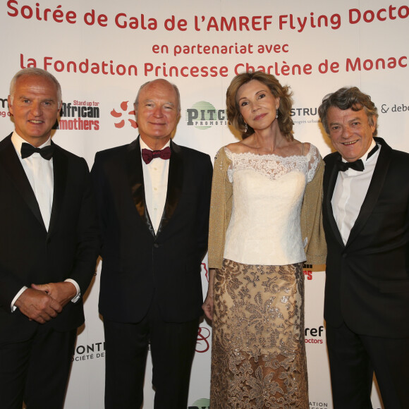 Exclusif - Nicolas Merindol, président de l'AMREF France, guest, Béatrice Schönberg et son mari Jean-Louis Borloo - Soirée de Gala "Africa on the Rock" de l'AMREF Flying Doctors en partenariat avec la Fondation Princesse Charlene de Monaco à l'hôtel de Paris, le 17 octobre 2015 à Monaco. L'AMREF Flying Doctors est la première ONG de santé publique en Afrique. Cette soirée marquera pour elle le lancement officiel de la phase II de la campagne internationale "Stand Up for African Mothers", qui vise à former 15000 sage femmes africaines pour contribuer à réduire la mortalité maternelle et néonatale en Afrique subsaharienne. Ce sera aussi le lancement d'un projet au Kenya entre l'AMREF et la Fondation Princesse Charlene de Monaco pour la santé des enfants via l'accès à l'eau potable, l'éducation à l'hygiène, la prévention de la noyade, l'apprentissage de la natation et du secourisme à l'école. Selon l'OMS, la noyade est une question de santé publique majeure : 42 personnes meurent noyées chaque heure dans le monde. Le continent africain est l'un des plus touchés. © Claudia Albuquerque / Bestimage 