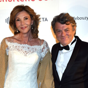 Béatrice Schönberg et Jean-Louis Borloo sont mariés depuis près de 20 ans
Exclusif - Béatrice Schönberg et son mari Jean Louis Borloo - Soirée de Gala "Africa on the Rock" de l'AMREF Flying Doctors en partenariat avec la Fondation Princesse Charlene de Monaco à l'hôtel de Paris à Monaco. L'AMREF Flying Doctors est la première ONG de santé publique en Afrique. Cette soirée marquera pour elle le lancement officiel de la phase II de la campagne internationale "Stand Up for African Mothers", qui vise à former 15000 sage femmes africaines pour contribuer à réduire la mortalité maternelle et néonatale en Afrique subsaharienne. Ce sera aussi le lancement d'un projet au Kenya entre l'AMREF et la Fondation Princesse Charlene de Monaco pour la santé des enfants via l'accès à l'eau potable, l'éducation à l'hygiène, la prévention de la noyade, l'apprentissage de la natation et du secourisme à l'école. Selon l'OMS, la noyade est une question de santé publique majeure : 42 personnes meurent noyées chaque heure dans le monde. Le continent africain est l'un des plus touchés. © Bruno Bebert / Olivier Huitel / Pool Restreint / Bestimage 