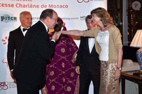 Exclusif - Le prince Albert II de Monaco, le président de l'AMREF France, Nicolas Merindol, Esther Madudu, sage femme ougandaise, Jean-Louis Borloo et sa femme Béatrice Schönberg - Soirée de Gala "Africa on the Rock" de l'AMREF Flying Doctors en partenariat avec la Fondation Princesse Charlene de Monaco à l'hôtel de Paris, le 17 octobre 2015 à Monaco. L'AMREF Flying Doctors est la première ONG de santé publique en Afrique. Cette soirée marquera pour elle le lancement officiel de la phase II de la campagne internationale "Stand Up for African Mothers", qui vise à former 15000 sage femmes africaines pour contribuer à réduire la mortalité maternelle et néonatale en Afrique subsaharienne. Ce sera aussi le lancement d'un projet au Kenya entre l'AMREF et la Fondation Princesse Charlene de Monaco pour la santé des enfants via l'accès à l'eau potable, l'éducation à l'hygiène, la prévention de la noyade, l'apprentissage de la natation et du secourisme à l'école. Selon l'OMS, la noyade est une question de santé publique majeure : 42 personnes meurent noyées chaque heure dans le monde. Le continent africain est l'un des plus touchés. © Bruno Bebert / Olivier Huitel / Pool Restreint / Bestimage 