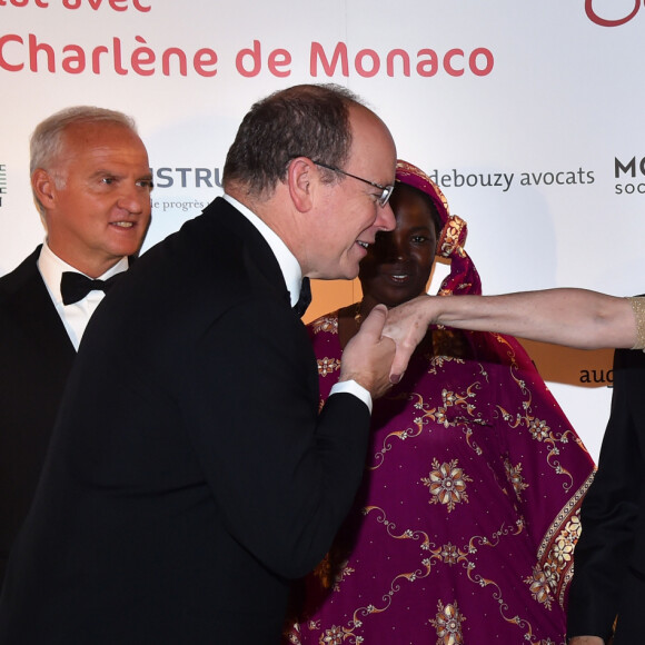 Exclusif - Le prince Albert II de Monaco, le président de l'AMREF France, Nicolas Merindol, Esther Madudu, sage femme ougandaise, Jean-Louis Borloo et sa femme Béatrice Schönberg - Soirée de Gala "Africa on the Rock" de l'AMREF Flying Doctors en partenariat avec la Fondation Princesse Charlene de Monaco à l'hôtel de Paris, le 17 octobre 2015 à Monaco. L'AMREF Flying Doctors est la première ONG de santé publique en Afrique. Cette soirée marquera pour elle le lancement officiel de la phase II de la campagne internationale "Stand Up for African Mothers", qui vise à former 15000 sage femmes africaines pour contribuer à réduire la mortalité maternelle et néonatale en Afrique subsaharienne. Ce sera aussi le lancement d'un projet au Kenya entre l'AMREF et la Fondation Princesse Charlene de Monaco pour la santé des enfants via l'accès à l'eau potable, l'éducation à l'hygiène, la prévention de la noyade, l'apprentissage de la natation et du secourisme à l'école. Selon l'OMS, la noyade est une question de santé publique majeure : 42 personnes meurent noyées chaque heure dans le monde. Le continent africain est l'un des plus touchés. © Bruno Bebert / Olivier Huitel / Pool Restreint / Bestimage 