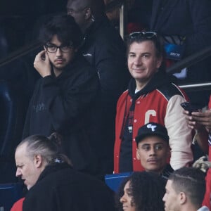 Michaël Youn et Sean Obispo - Célébrités dans les tribunes de la demi-finale retour de Ligue des champions entre le PSG face au Borussia Dortmund (0-1) au Parc des Princes à Paris le 7 mai 2024. © Cyril Moreau/Bestimage