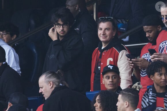 Michaël Youn et Sean Obispo - Célébrités dans les tribunes de la demi-finale retour de Ligue des champions entre le PSG face au Borussia Dortmund (0-1) au Parc des Princes à Paris le 7 mai 2024. © Cyril Moreau/Bestimage