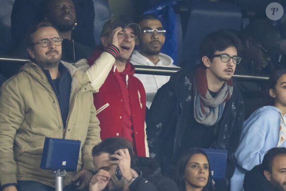 De son côté, Sean Obispo était venu au monde durant le mariage entre Pascal Obispo et Isabelle Funaro
Michaël Youn et Sean Obispo - People dans les tribunes lors du match de ligue des champions entre le PSG et l'AC Milan au Parc des Princes à Paris le 25 octobre 2023. © Cyril Moreau/Bestimage