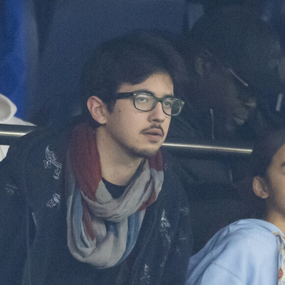 De son côté, Sean Obispo était venu au monde durant le mariage entre Pascal Obispo et Isabelle Funaro
Michaël Youn et Sean Obispo - People dans les tribunes lors du match de ligue des champions entre le PSG et l'AC Milan au Parc des Princes à Paris le 25 octobre 2023. © Cyril Moreau/Bestimage