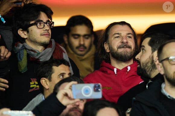 Sean Obispo, Michaël Youn - People dans les tribunes du match aller des 8èmes de finale de la ligue des champions entre le PSG et le Bayern Munich au Parc des Princes à Paris le 14 février 2023. 