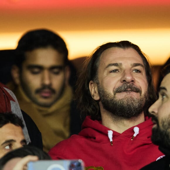 Sean Obispo, Michaël Youn - People dans les tribunes du match aller des 8èmes de finale de la ligue des champions entre le PSG et le Bayern Munich au Parc des Princes à Paris le 14 février 2023. 