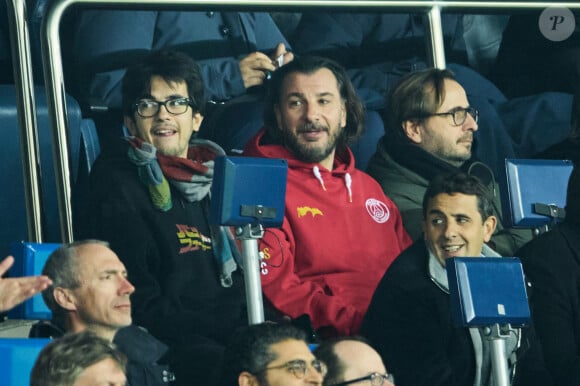 Sean Obispo, Michaël Youn - People dans les tribunes du match aller des 8èmes de finale de la ligue des champions entre le PSG et le Bayern Munich au Parc des Princes à Paris le 14 février 2023. 