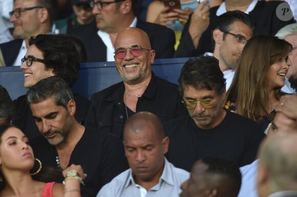 Pascal Obispo, son fils Sean, Ary Abittan, Pascal Obispo et Ophélie Meunier dans les tribunes lors du match de championnat de Ligue 1 Conforama opposant le Paris Saint-Germain au Toulouse FC au parc des Princes à Paris, France, le 25 août 2019. Le PSG a gagné 4-0. © Giancarlo Gorassini/Bestimage 