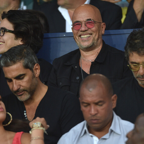 Pascal Obispo, son fils Sean, Ary Abittan, Pascal Obispo et Ophélie Meunier dans les tribunes lors du match de championnat de Ligue 1 Conforama opposant le Paris Saint-Germain au Toulouse FC au parc des Princes à Paris, France, le 25 août 2019. Le PSG a gagné 4-0. © Giancarlo Gorassini/Bestimage 