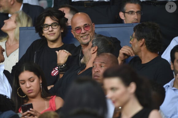 Pascal Obispo, son fils Sean, Ary Abittan et Pascal Obispo dans les tribunes lors du match de championnat de Ligue 1 Conforama opposant le Paris Saint-Germain au Toulouse FC au parc des Princes à Paris, France, le 25 août 2019. Le PSG a gagné 4-0. © Giancarlo Gorassini/Bestimage 