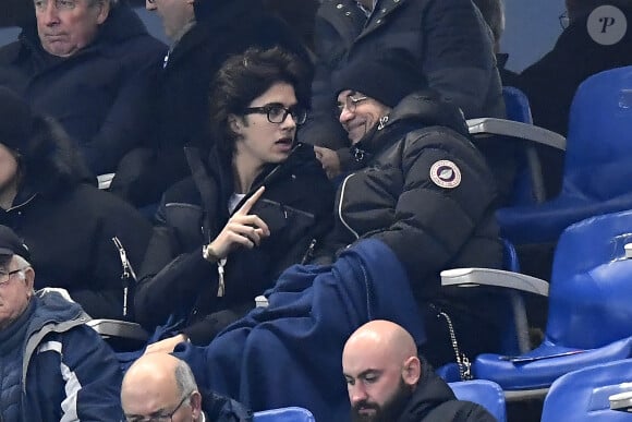 Pascal Obispo et son fils Sean dans les tribunes du Stade de France lors du match amical international opposant la France à l'Uruguay à Saint-Denis, Seine Saint-Denis, France, le 20 novembre 2018. La France a gagné 1-0. © Cyril Moreau/Bestimage 