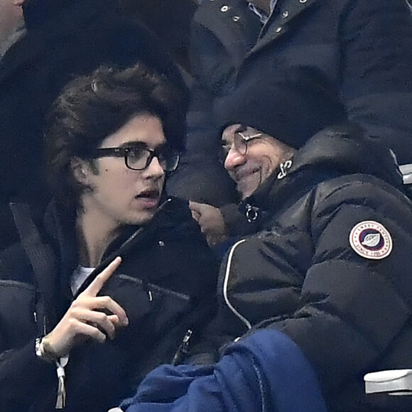 Pascal Obispo et son fils Sean dans les tribunes du Stade de France lors du match amical international opposant la France à l'Uruguay à Saint-Denis, Seine Saint-Denis, France, le 20 novembre 2018. La France a gagné 1-0. © Cyril Moreau/Bestimage 