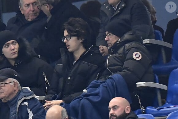 Pascal Obispo et son fils Sean dans les tribunes du Stade de France lors du match amical international opposant la France à l'Uruguay à Saint-Denis, Seine Saint-Denis, France, le 20 novembre 2018. La France a gagné 1-0. © Cyril Moreau/Bestimage 