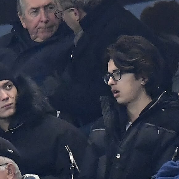 Pascal Obispo et son fils Sean dans les tribunes du Stade de France lors du match amical international opposant la France à l'Uruguay à Saint-Denis, Seine Saint-Denis, France, le 20 novembre 2018. La France a gagné 1-0. © Cyril Moreau/Bestimage 