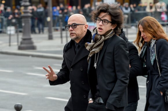 Pascal Obispo et son fils Sean - Sorties de l'église de la Madeleine après les obsèques de Johnny Hallyday à Paris, le 9 décembre 2017. © Coadic Guirec/Bestimage 