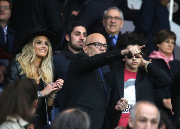 Pascal Obispo et son fils Sean et sa femme Julie Hantson - People au match de football PSG-Nantes (4 à 0) au Parc des Princes le 14 mai 2016 - Merci de flouter le visage des enfants avant publication 