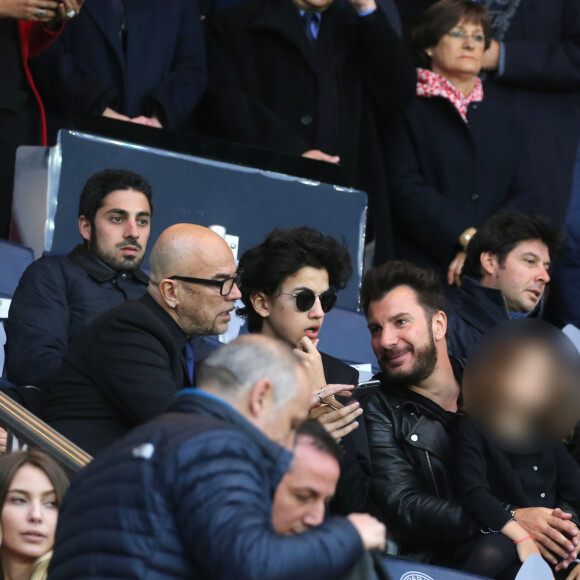 Pascal Obispo, sa femme Julie Hantson, son fils Sean, Michaël Youn, sa compagne Isabelle Funaro et leur fille Seven, Sébstien Grosjean et Richard Gasquet - People au match de football PSG-Nantes (4 à 0) au Parc des Princes le 14 mai 2016 - Merci de flouter le visage des enfants avant publication 