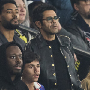 Léon Debbouze évolue sous les couleurs du PSG aux côtés de Kaïs Anelka
Dadju, Jamel Debbouze et son fils Léon, Hélène Darroze - Célébrités dans les tribunes de la demi-finale retour de Ligue des champions entre le PSG face au Borussia Dortmund (0-1) au Parc des Princes à Paris le 7 mai 2024. © Cyril Moreau/Bestimage