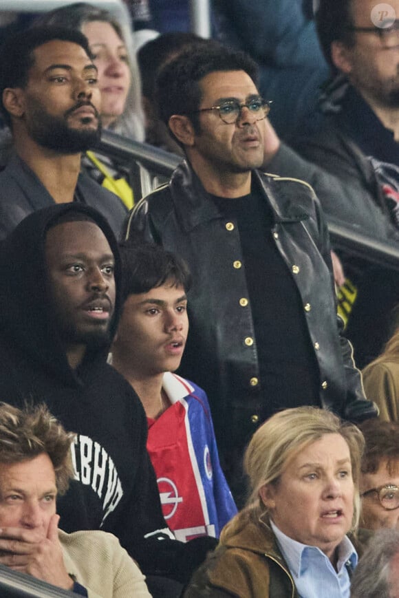 Léon Debbouze évolue sous les couleurs du PSG aux côtés de Kaïs Anelka
Dadju, Jamel Debbouze et son fils Léon, Hélène Darroze - Célébrités dans les tribunes de la demi-finale retour de Ligue des champions entre le PSG face au Borussia Dortmund (0-1) au Parc des Princes à Paris le 7 mai 2024. © Cyril Moreau/Bestimage