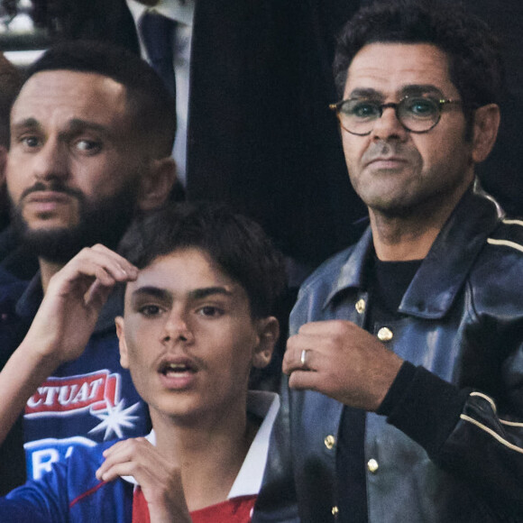 Jamel Debbouze et son fils Léon - Célébrités dans les tribunes de la demi-finale retour de Ligue des champions entre le PSG face au Borussia Dortmund (0-1) au Parc des Princes à Paris le 7 mai 2024. © Cyril Moreau/Bestimage