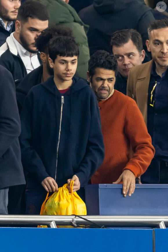 Jamel Debbouze et son fils Léon - People dans les tribunes du quart de finale de la coupe de France de football entre le Paris Saint-Germain et l'OGC Nice (3-1) au Parc des Princes à Paris le 13 mars 2024. © Cyril Moreau/Bestimage