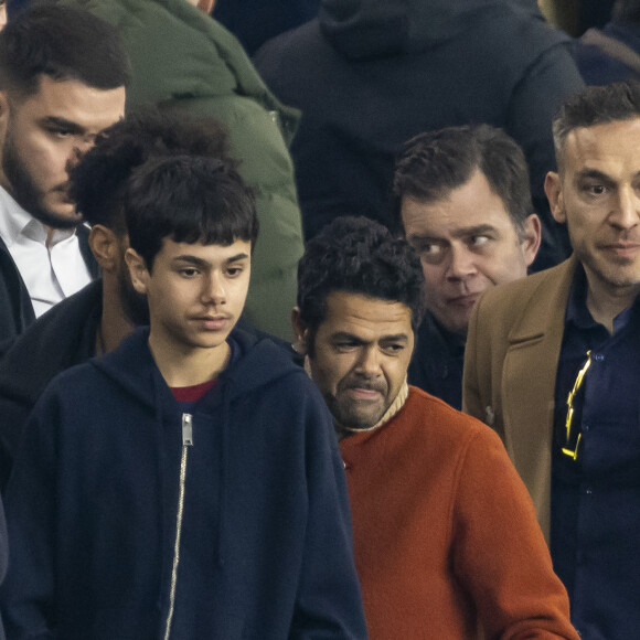 Jamel Debbouze et son fils Léon - People dans les tribunes du quart de finale de la coupe de France de football entre le Paris Saint-Germain et l'OGC Nice (3-1) au Parc des Princes à Paris le 13 mars 2024. © Cyril Moreau/Bestimage