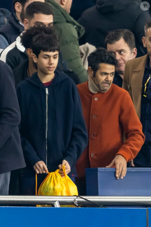 Jamel Debbouze et son fils Léon - People dans les tribunes du quart de finale de la coupe de France de football entre le Paris Saint-Germain et l'OGC Nice (3-1) au Parc des Princes à Paris le 13 mars 2024. © Cyril Moreau/Bestimage