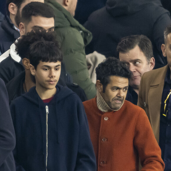 Jamel Debbouze et son fils Léon - People dans les tribunes du quart de finale de la coupe de France de football entre le Paris Saint-Germain et l'OGC Nice (3-1) au Parc des Princes à Paris le 13 mars 2024. © Cyril Moreau/Bestimage