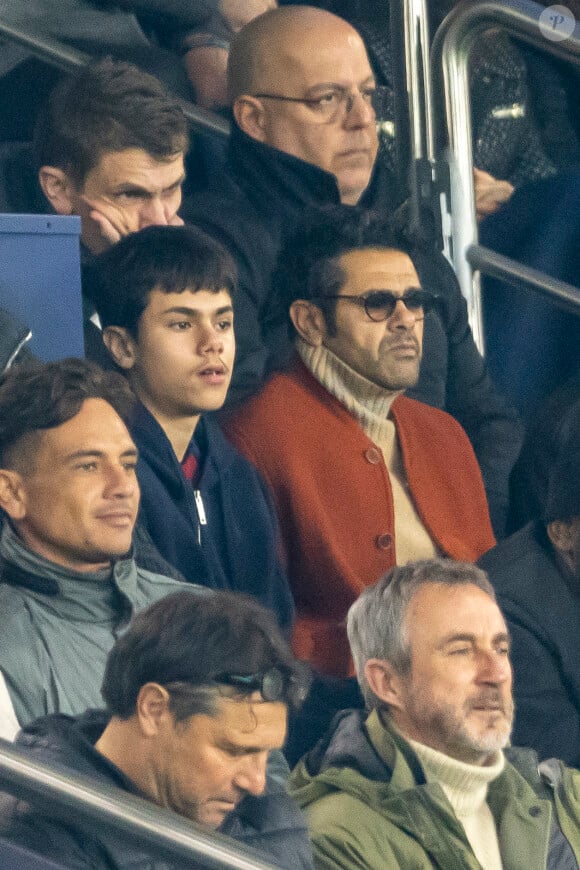 Jamel Debbouze et son fils Léon - People dans les tribunes du quart de finale de la coupe de France de football entre le Paris Saint-Germain et l'OGC Nice (3-1) au Parc des Princes à Paris le 13 mars 2024. © Cyril Moreau/Bestimage