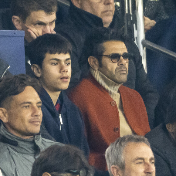 Jamel Debbouze et son fils Léon - People dans les tribunes du quart de finale de la coupe de France de football entre le Paris Saint-Germain et l'OGC Nice (3-1) au Parc des Princes à Paris le 13 mars 2024. © Cyril Moreau/Bestimage