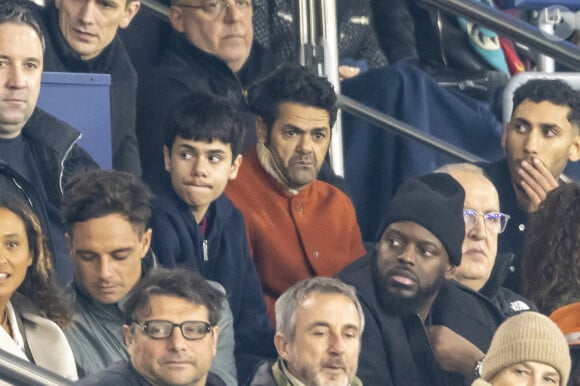 Le fils de James Debbouze a récemment intégré le centre de formation du PSG
Jamel Debbouze et son fils Léon - People dans les tribunes du quart de finale de la coupe de France de football entre le Paris Saint-Germain et l'OGC Nice (3-1) au Parc des Princes à Paris le 13 mars 2024. © Cyril Moreau/Bestimage