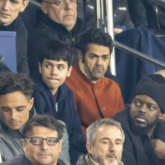 Le fils de James Debbouze a récemment intégré le centre de formation du PSG
Jamel Debbouze et son fils Léon - People dans les tribunes du quart de finale de la coupe de France de football entre le Paris Saint-Germain et l'OGC Nice (3-1) au Parc des Princes à Paris le 13 mars 2024. © Cyril Moreau/Bestimage