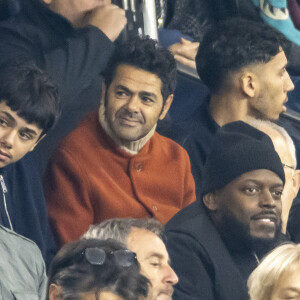 Jamel Debbouze et son fils Léon - People dans les tribunes du quart de finale de la coupe de France de football entre le Paris Saint-Germain et l'OGC Nice (3-1) au Parc des Princes à Paris le 13 mars 2024. © Cyril Moreau/Bestimage