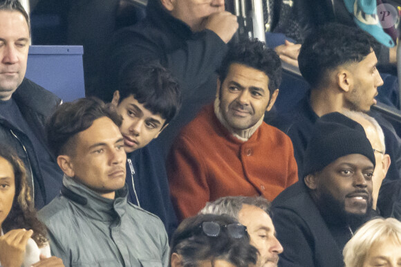 Jamel Debbouze et son fils Léon - People dans les tribunes du quart de finale de la coupe de France de football entre le Paris Saint-Germain et l'OGC Nice (3-1) au Parc des Princes à Paris le 13 mars 2024. © Cyril Moreau/Bestimage