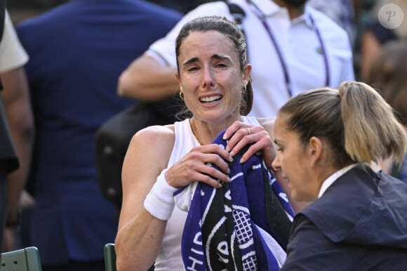 Alize Cornet chute lourdement sur le central lors du tournoi de Wimbledon 2023 à Londres, le 6 juillet 2023.