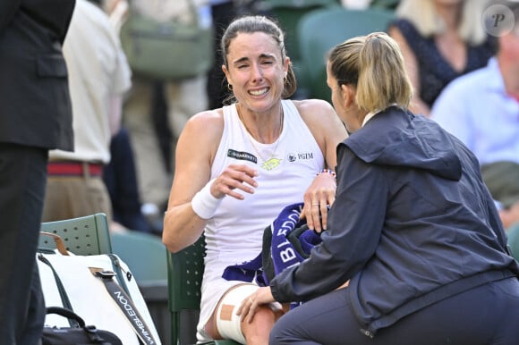 Alize Cornet chute lourdement sur le central lors du tournoi de Wimbledon 2023 à Londres, le 6 juillet 2023.