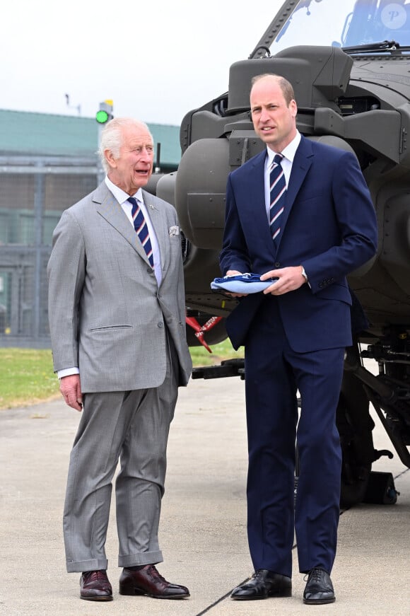 Le roi Charles III d'Angleterre remet officiellement le rôle de colonel en chef de l'Army Air Corps au prince William, prince de Galles à la base militaire Army Aviation Center de Middle Wallop, Hampshire, Royaume Uni, le 13 mai 2024. © Justin Goff/GoffPhotos/Bestimage 