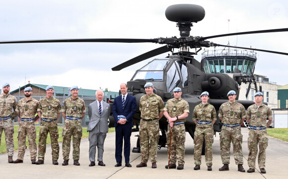 Un point visiblement validé par le roi...
Le roi Charles III d'Angleterre remet officiellement le rôle de colonel en chef de l'Army Air Corps au prince William, prince de Galles à la base militaire Army Aviation Center de Middle Wallop, Hampshire, Royaume Uni, le 13 mai 2024. © Justin Goff/GoffPhotos/Bestimage 