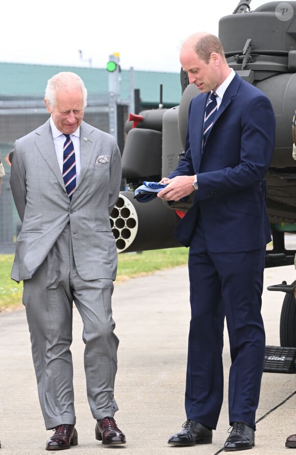 S'il reprend progressivement les engagements, le souverain suit toujours un protocole de chimiothérapie
Le roi Charles III d'Angleterre remet officiellement le rôle de colonel en chef de l'Army Air Corps au prince William, prince de Galles à la base militaire Army Aviation Center de Middle Wallop, Hampshire, Royaume Uni, le 13 mai 2024. © Justin Goff/GoffPhotos/Bestimage 