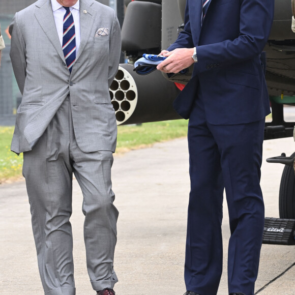 S'il reprend progressivement les engagements, le souverain suit toujours un protocole de chimiothérapie
Le roi Charles III d'Angleterre remet officiellement le rôle de colonel en chef de l'Army Air Corps au prince William, prince de Galles à la base militaire Army Aviation Center de Middle Wallop, Hampshire, Royaume Uni, le 13 mai 2024. © Justin Goff/GoffPhotos/Bestimage 