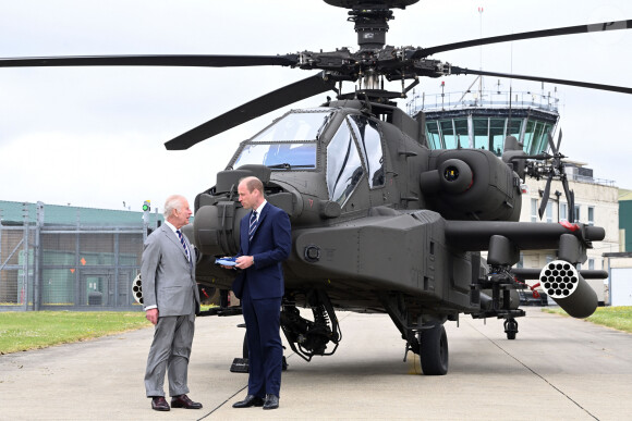 Le roi Charles III d'Angleterre remet officiellement le rôle de colonel en chef de l'Army Air Corps au prince William, prince de Galles à la base militaire Army Aviation Center de Middle Wallop, Hampshire, Royaume Uni, le 13 mai 2024. © Justin Goff/GoffPhotos/Bestimage 