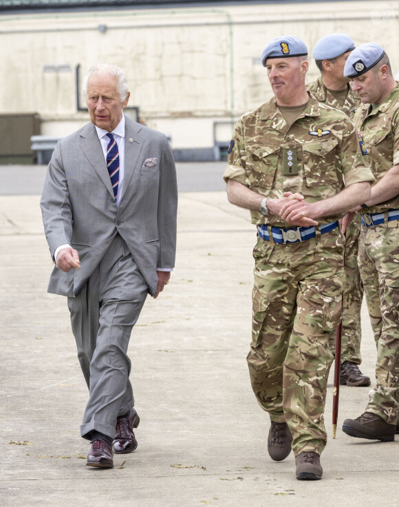 Un vétéran lui aussi passé par la case cancer en a discuté avec lui
Le roi Charles III d'Angleterre remet officiellement le rôle de colonel en chef de l'Army Air Corps au prince de Galles à la base militaire Army Aviation Center de Middle Wallop, Hampshire, Royaume Uni, le 13 mai 2024. © GoffPhotos/Bestimage 