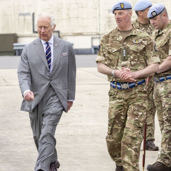 Un vétéran lui aussi passé par la case cancer en a discuté avec lui
Le roi Charles III d'Angleterre remet officiellement le rôle de colonel en chef de l'Army Air Corps au prince de Galles à la base militaire Army Aviation Center de Middle Wallop, Hampshire, Royaume Uni, le 13 mai 2024. © GoffPhotos/Bestimage 