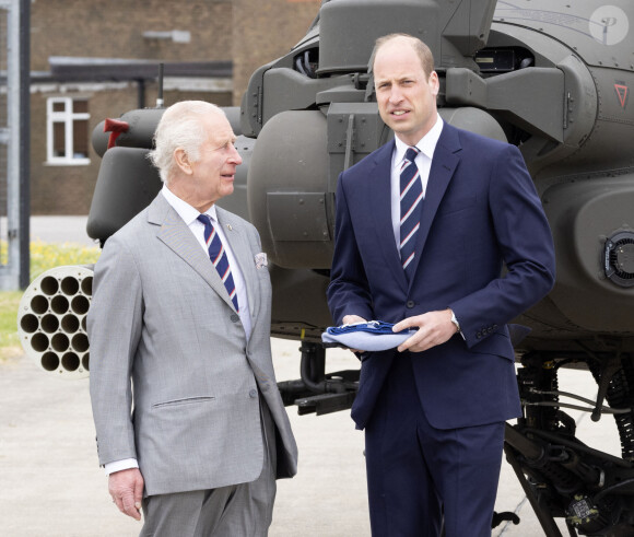 Le roi Charles III d'Angleterre remet officiellement le rôle de colonel en chef de l'Army Air Corps au prince William, prince de Galles à la base militaire Army Aviation Center de Middle Wallop, Hampshire, Royaume Uni, le 13 mai 2024. © GoffPhotos/Bestimage 