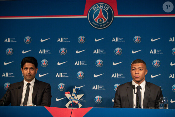 Football - Kylian Mbappé officialise son départ du PSG - Nasser al-Khelaïfi, président-directeur général du Paris Saint-Germain, et Kylian Mbappé lors d'une conférence de presse suite au renouvellement du contrat de l'attaquant au Paris Saint-Germain jusqu'en 2025, au Parc des Princes à Paris, France, le 23 mai 2022. © Aurelien Morissard/Panoramic/Bestimage