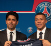 Kylian Mbappé avait rejoint le PSG en 2017
Nasser al-Khelaïfi, président-directeur général du Paris Saint-Germain, et Kylian Mbappé lors d'une conférence de presse suite au renouvellement du contrat de l'attaquant au Paris Saint-Germain jusqu'en 2025, au Parc des Princes à Paris, France. © Aurelien Morissard/Panoramic/Bestimage 