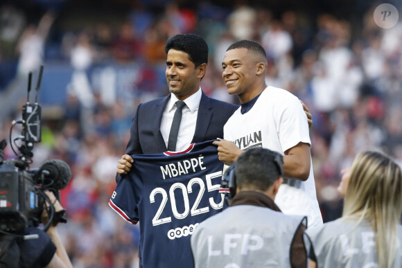 Le joueur a récemment publié une vidéo dans laquelle il officialise son départ du PSG
Nasser al-Khelaïfi et Kylian Mbappe (PSG) - Football : Match Ligue 1 Uber Eats PSG Vs Metz (5-0) au parc des princes à Paris le 21 mai 2022. © Michael Baucher/Panoramic/Bestimage 